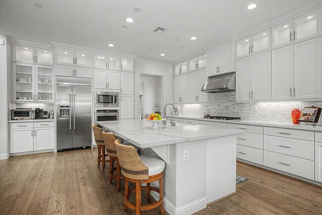 Building Photo - 589 Bluffs Dr