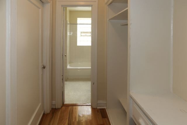 Building Photo - 430 W Roscoe St