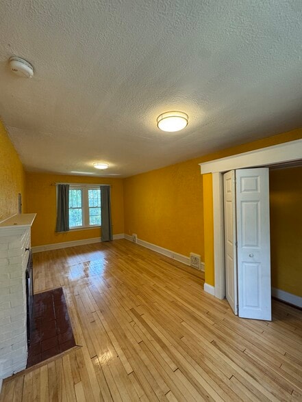 Building Photo - 361 S Winooski Ave