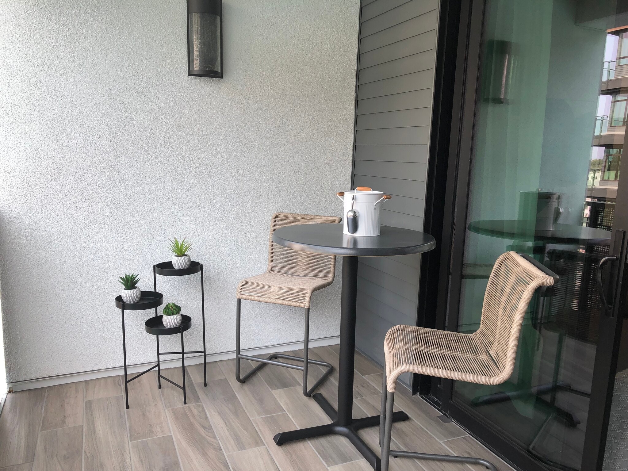 Patio when occupied - 3578 Rambla Plz