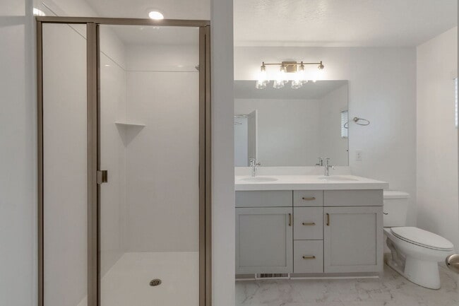 Building Photo - Beautiful Interior Townhouse - 3BD 3BA 2GA
