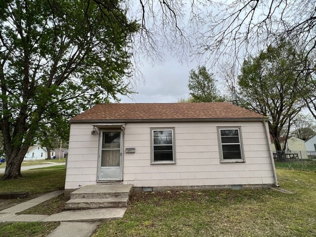 Primary Photo - Corner Lot 2 Bedroom 1 bath new Hardwood f...