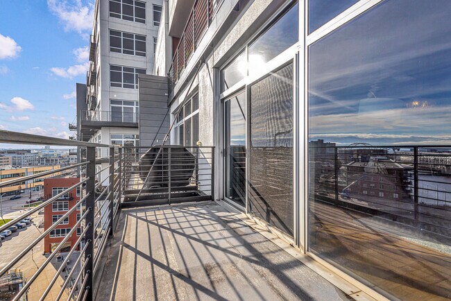 Building Photo - 106 W Seeboth St