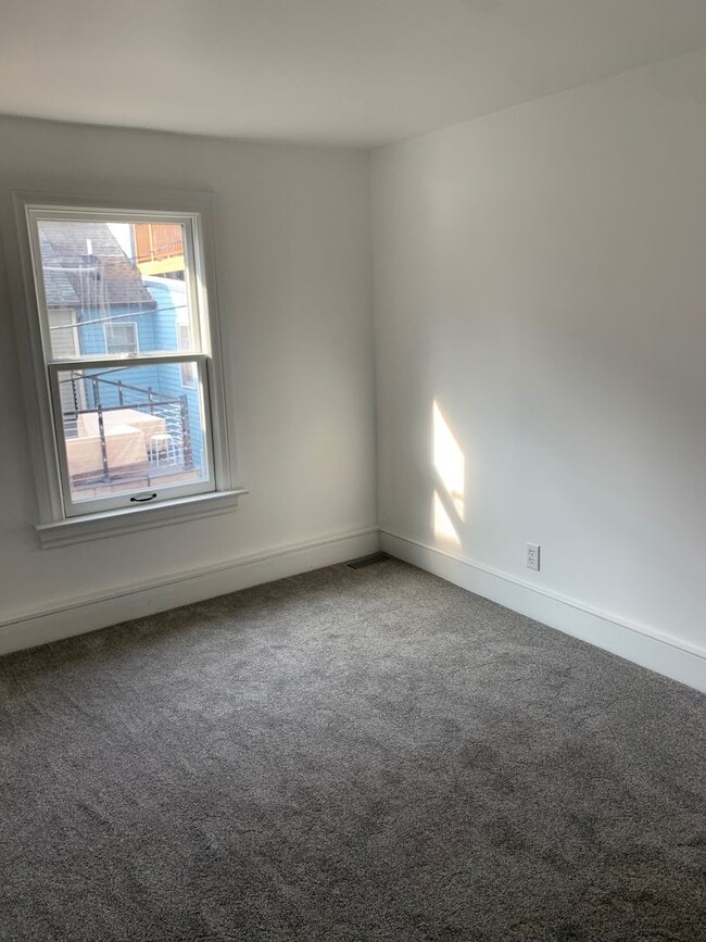 Building Photo - Adorable Single Family Home on Grand St