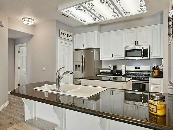 Building Photo - 1601 Barkley Ln