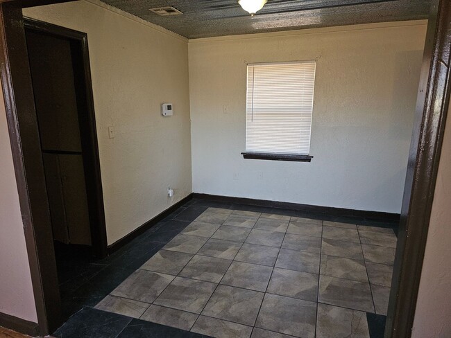 Building Photo - Cute 2 bed 1 bath in Midwest City Close to...