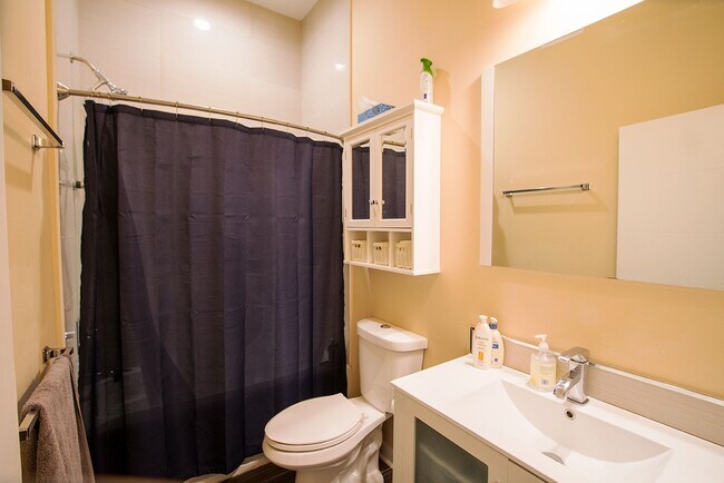 Building Photo - Graduate Hospital Three Bedroom Home