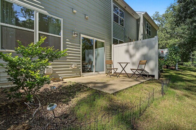 Building Photo - Furnished 3-Bed Townhouse in Durham
