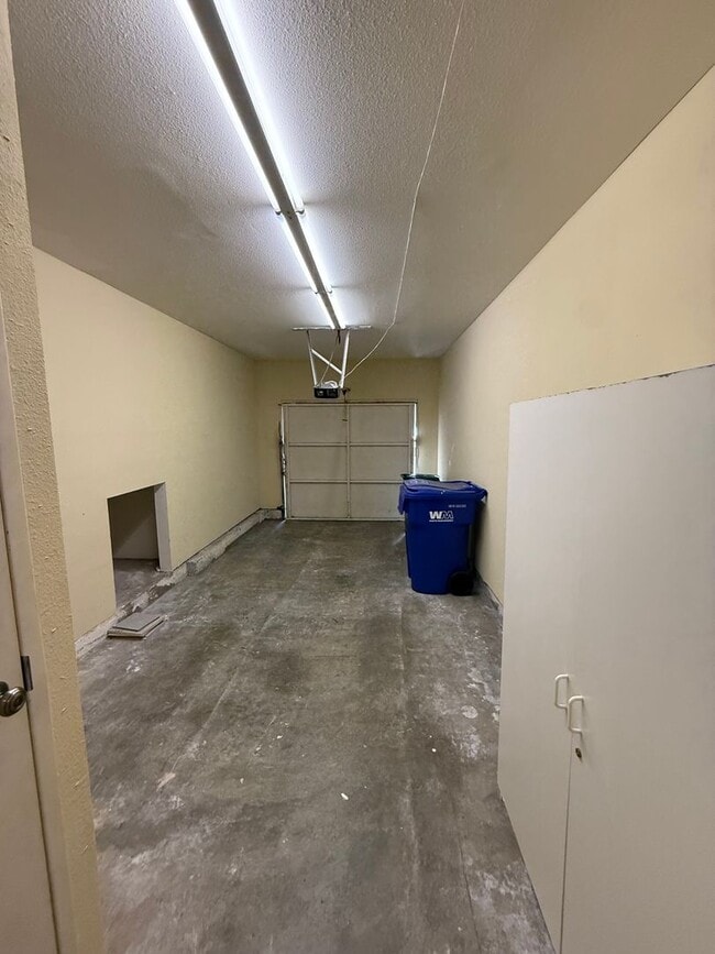 Building Photo - Beautiful 2 Bed, 2.5 Bath Townhome in Desi...