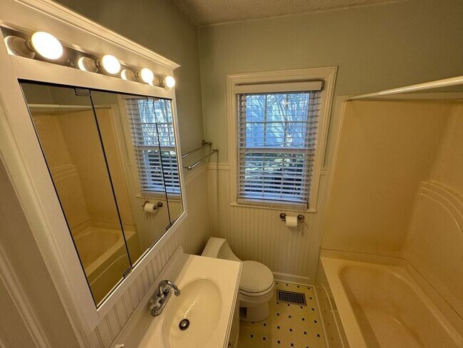 Building Photo - Medical District Location, Fenced Yard, an...