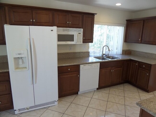 Building Photo - 3 Bedroom-2 Bathroom Single Story Home in ...