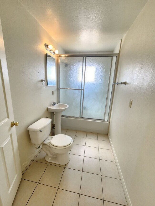 Building Photo - 5762 Howard Way