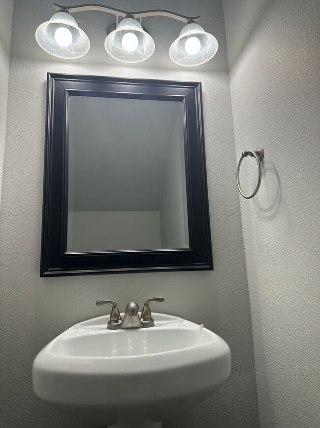 Building Photo - Available now! 3 bedroom ~ 2.5 Bathroom stylish home in Adair Village!