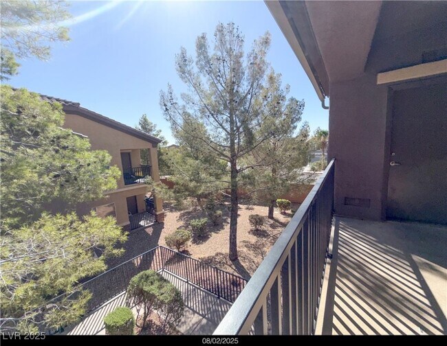 Building Photo - 6868 Sky Pointe Dr