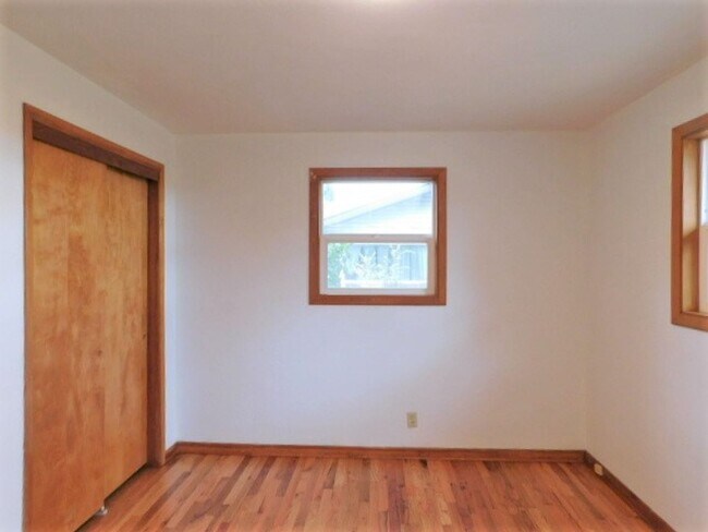 Building Photo - 3Bd/1.5Ba Single Story House - Available S...