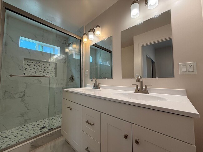 Building Photo - 5104-5106 East Falls View Dr.