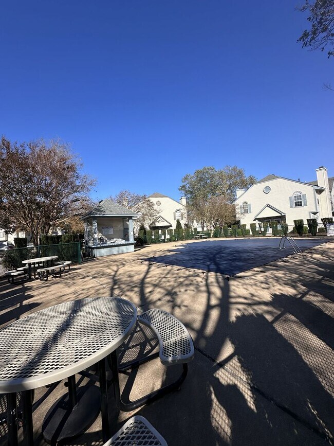 Building Photo - Updated Condo Near Shore Drive