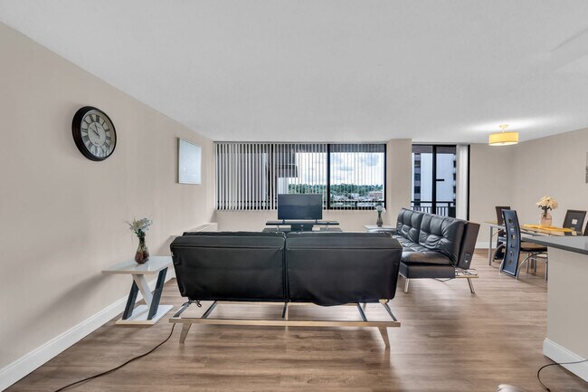 Building Photo - 2231 Crystal Dr