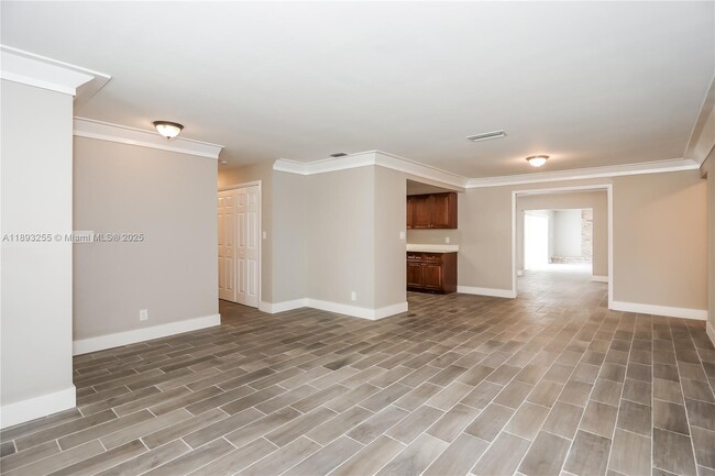 Building Photo - 11041 Glenwood Dr
