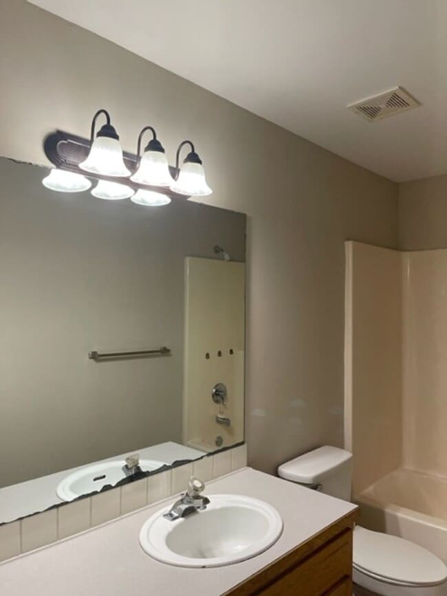 Building Photo - Southeast Home, Glendale Schools!