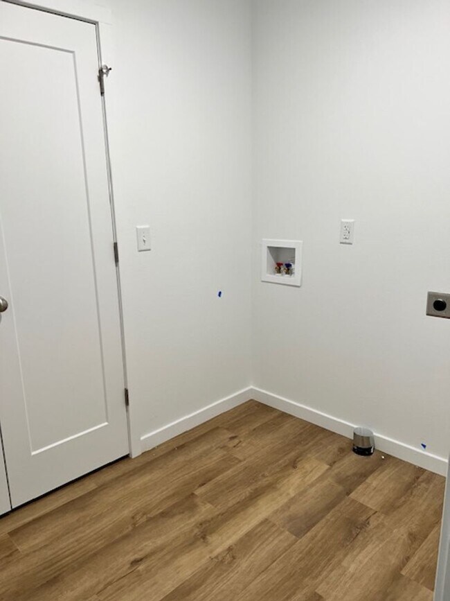 Building Photo - 4 BR HOME IN NIXA!