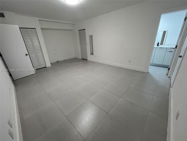 Building Photo - 11855 NE 19th Dr