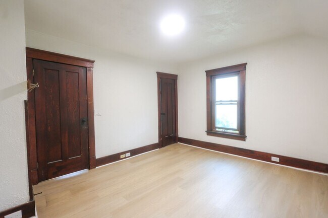 Building Photo - 1119 W 11th St