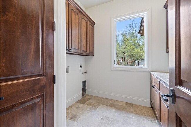 Building Photo - 4805 Mirador Dr