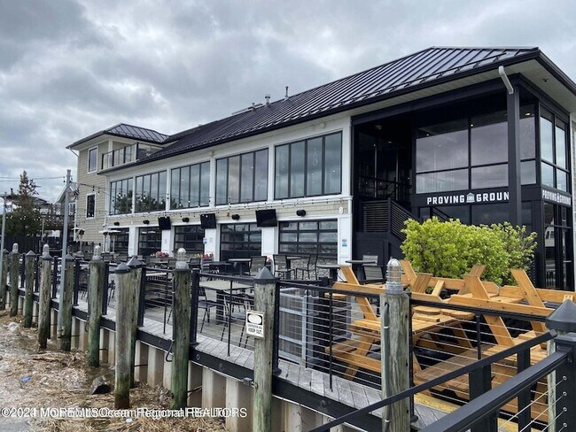 Building Photo - 330 Shore Dr