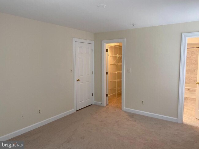 Building Photo - 12233 Fairfield House Dr