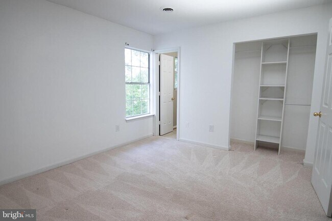 Building Photo - 611 Wind Ridge Dr