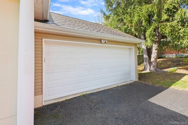 Building Photo - 19 Rockledge Rd