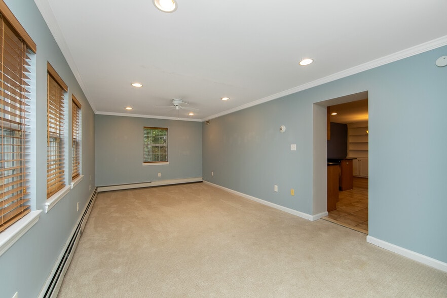 Building Photo - 204 Greenbriar Ln