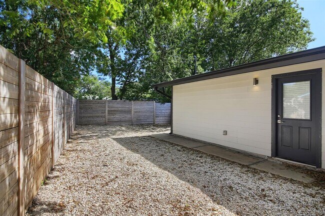 Building Photo - 2101 Benwick Cir