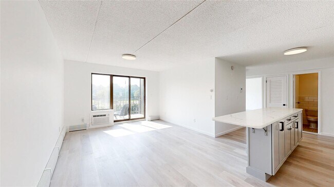 Building Photo - 560 Halstead Ave
