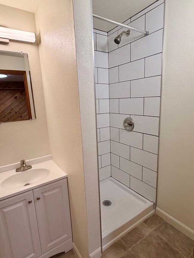 Building Photo - Two Bedroom PLUS Bonus Room on the West End of Pearl Street