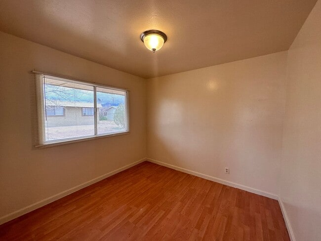 Building Photo - Cute 2 Bedroom Apartment!