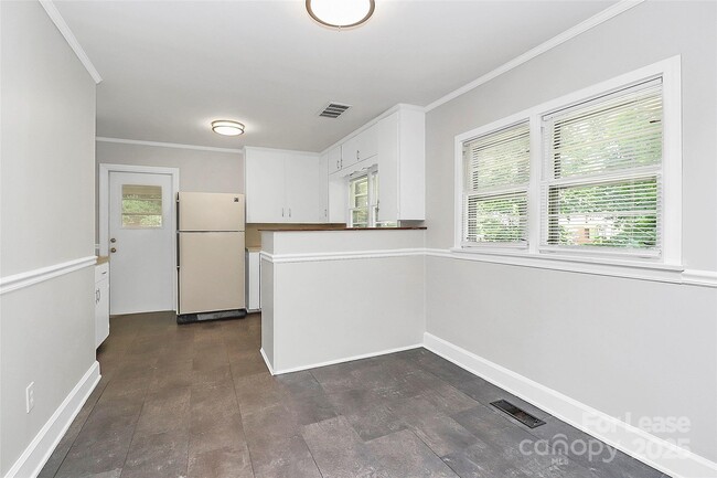 Building Photo - 207 Oak Dr