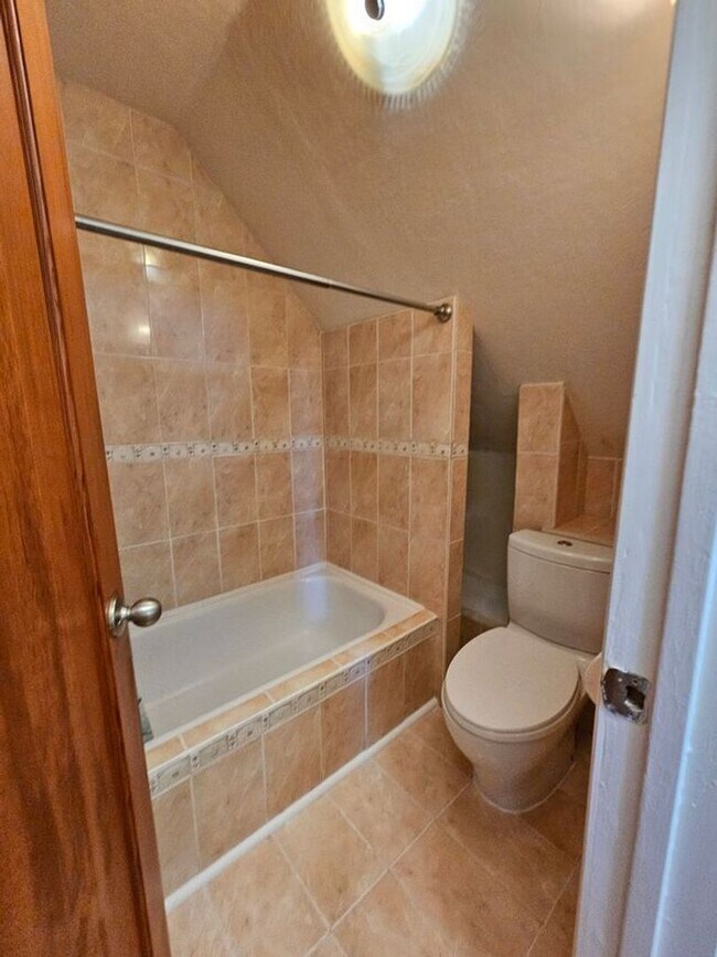 Building Photo - Unique FREESTANDING 2 Bed/ 1.5 Bath Townhome in Mountain View