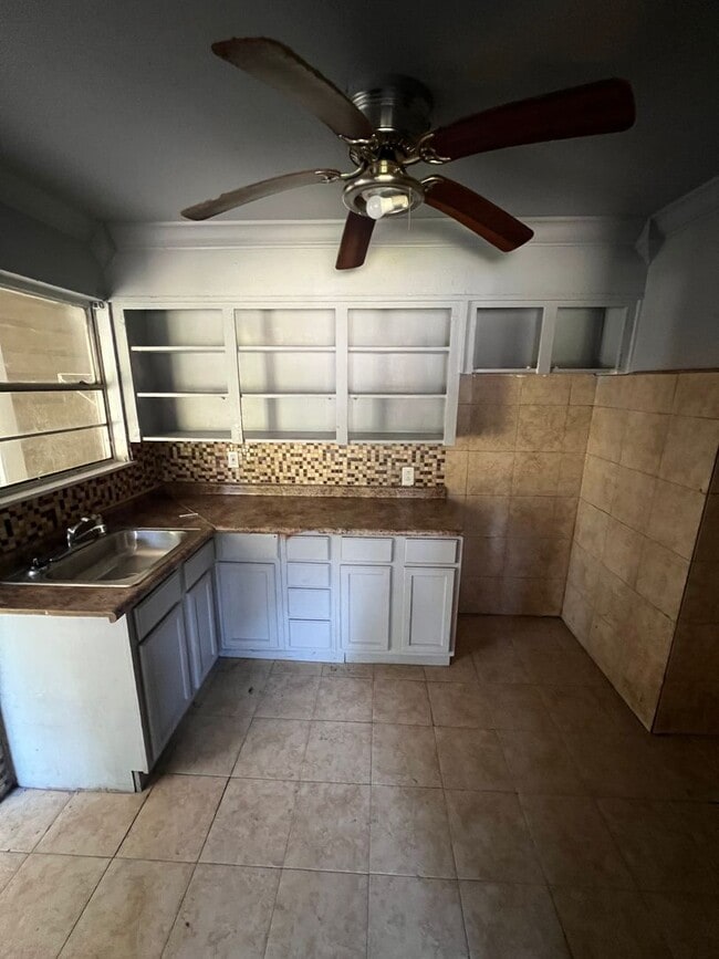 Building Photo - 544 Melrose St