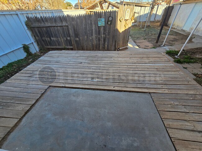 Building Photo - 1307 Gidding St