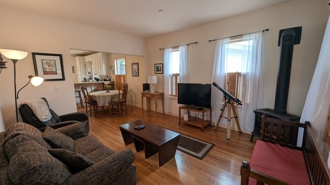 Building Photo - Quaint Historical Home near Downtown Pacif...