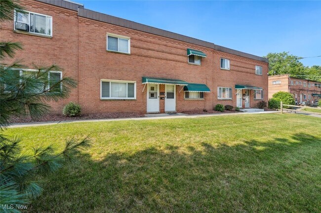 Building Photo - 215 Dalepark Dr