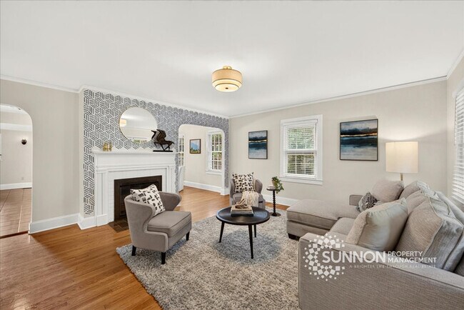 Building Photo - Adorable 3 Bedroom in Plaza Midwood Close to Everything