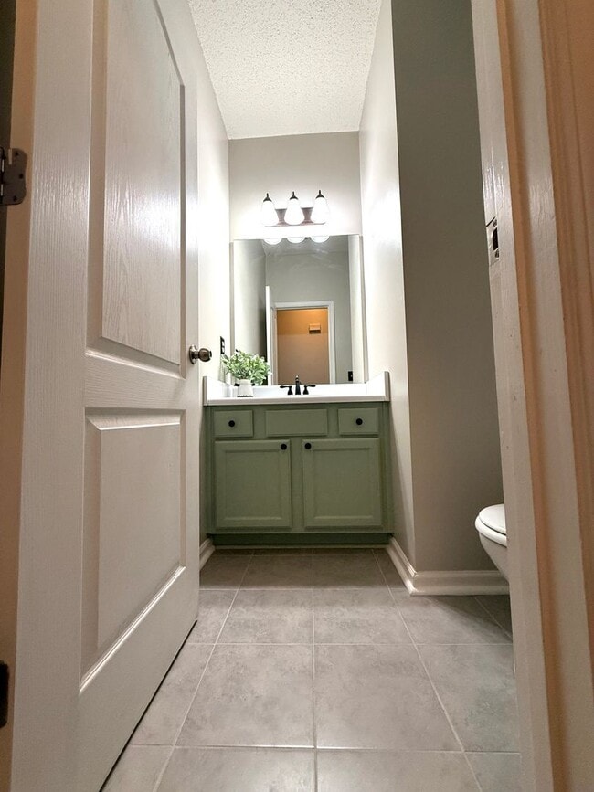 Building Photo - Renovated  3 Bed 3.5 Bath Town Home