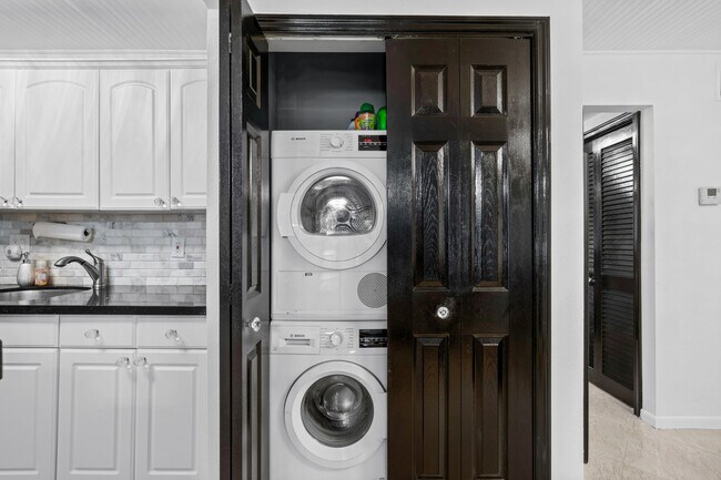 Building Photo - 340 Horizon W