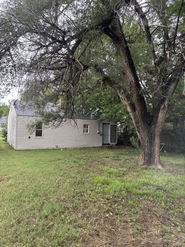 Building Photo - 1738 N Poplar Ave