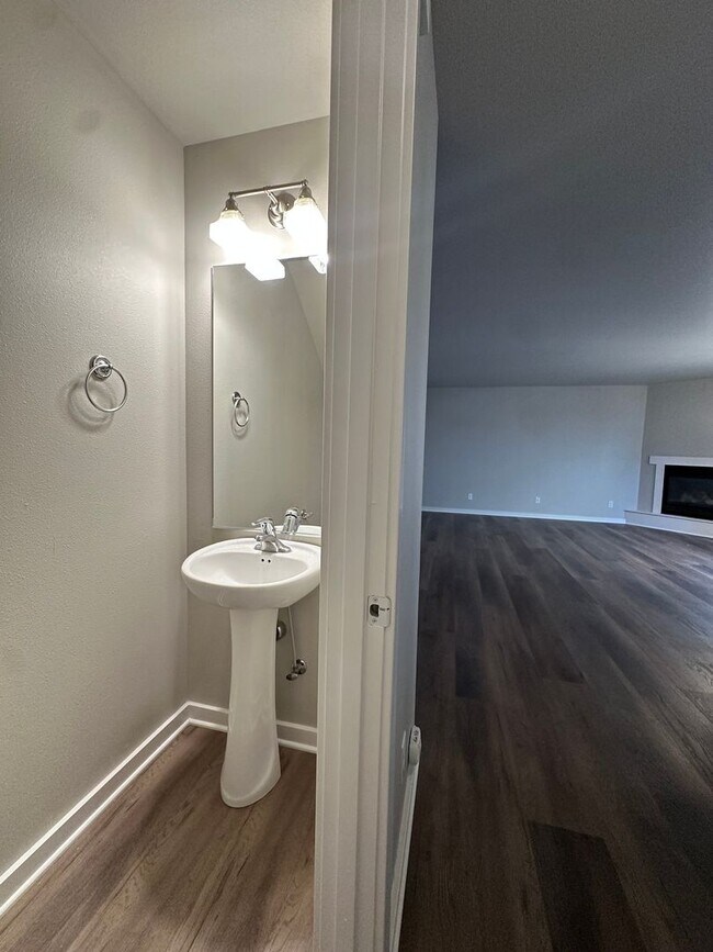 Building Photo - Juniper Ave 4-Plex (Juniper Prop.) - 02900-JUNI-00