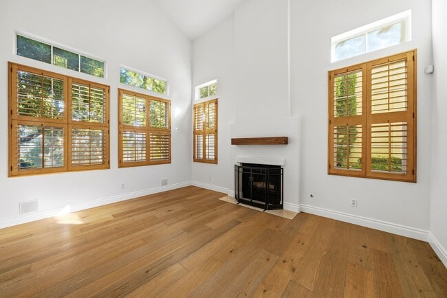 Building Photo - Beautiful 3 Bedroom 2.5 Bath Single Family...