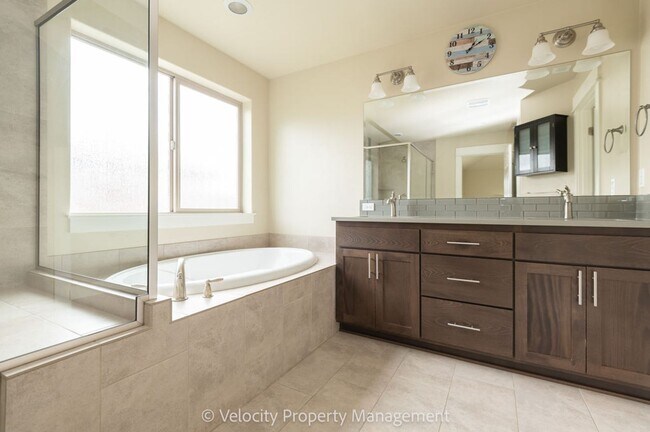 Building Photo - Beautiful NE Bend Home with Community Pool...
